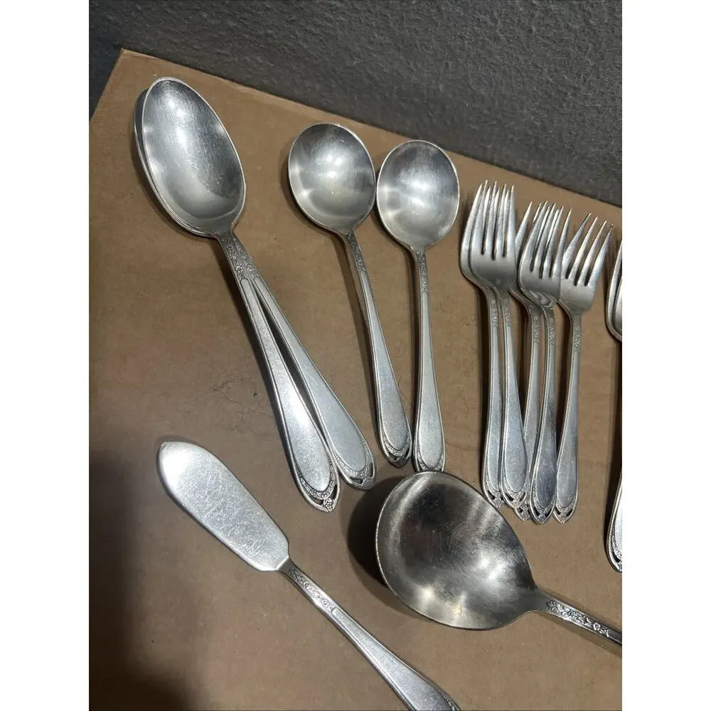 Vintage 1847 Rogers Bros IS LOVELACE Silverplate Flatware & Serving 32 Pc